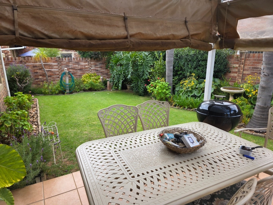 2 Bedroom Property for Sale in Langenhovenpark Free State